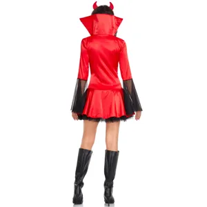 Vista posteriore dettaglio del costume diavolo vampiro rosso nero Halloween cosplay set.