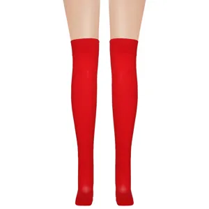 Dettaglio calze alte rosse spesse coprenti, comode calze natalizie per donna, stile festivo.