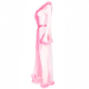 Sexy rosa transparente Netz-Langerobe mit flauschiger Federeinfassung, elegante Damennachtwäsche.