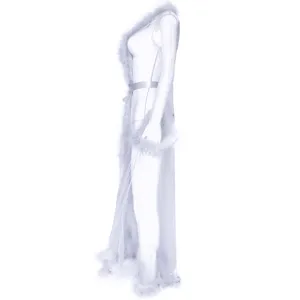 Detaillierte Ansicht des sexy transparenten Netz-Morgenmantels mit weichem Plüschbesatz.