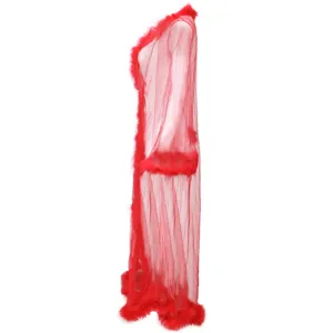 Roter transparenter Netz-Morgenmantel mit weichen Federdetails, elegante Seitenansicht.