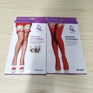 Dettaglio della confezione calze alte rosse di Natale con fiocco e design a rete.