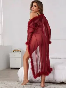 Sexy transparenter Netz-Schlafanzug mit Federrand, langer burgunderroter Mantel für Damen.