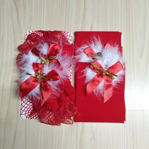 Calze natalizie alte fino alla coscia da donna rosse spesse con piume bianche e fiocchi.