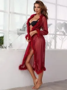 Sexiges rotes, transparentes Netz-Nachthemd mit Kunstpelzbesatz, elegante Schlafbekleidung.