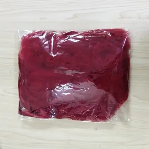 Detailansicht des roten flauschigen Besatzes für Damenbekleidung im transparenten Beutel.