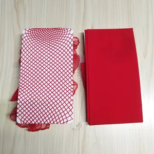 Calze a rete natalizie rosse con fiocco dolce e bordo in pizzo, collant festivi eleganti.