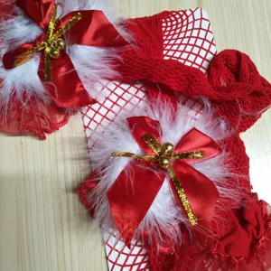 Calze a rete natalizie rosse con piume bianche e fiocchi, calze festive da donna.