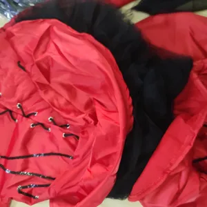 Vista dettagliata del tessuto del costume da vampiro di Halloween con raso rosso e tulle.
