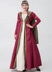 Détail de robe de costume médiéval renaissance, bordure florale dorée, long design élégant.