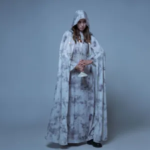 Vue détaillée du costume de sorcière d'Halloween avec capuche pour les fêtes à thème.