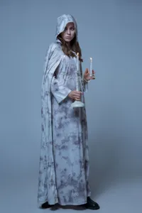 Vue détaillée de la cape de sorcière d'Halloween à capuche, costume cosplay gris.