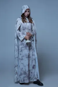 Vue détaillée du costume cosplay de cape à capuchon de sorcière d'Halloween gris.