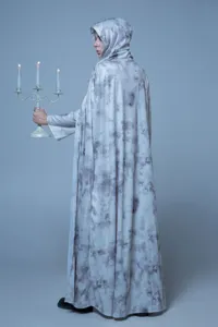 Vue détaillée du costume de cape de sorcière d'Halloween avec capuche pour le cosplay.