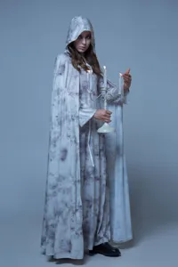 Vue détaillée du costume de cape à capuche de sorcière d'Halloween en design tie-dye.