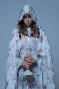Vue détaillée du costume de cosplay de cape à capuchon de sorcier pour Halloween sombre.