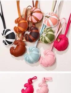 Collectie kleurrijke PU-leren croissantvormige tasbedels en sleutelhangers