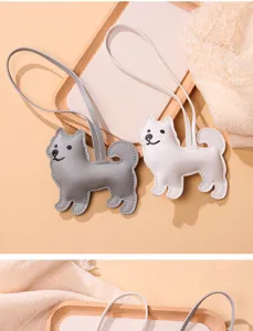 Vue détaillée de pendentifs de sac Samoyède en cuir PU blanc et gris avec lanières