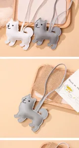 Gros plan du pendentif chien Samoyède en cuir PU pour accessoire de sac à main