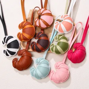 Creatieve croissant tashangers en sleutelhangers van PU-leer in diverse kleuren