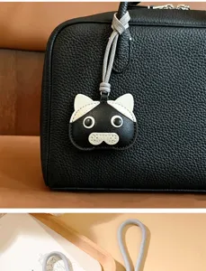 Gros plan sur la texture d'un adorable bijou de sac en cuir animal de dessin animé bicolore