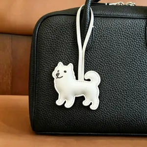 Charmant pendentif de sac chiot Samoyède en cuir PU blanc porte-clés pour femmes
