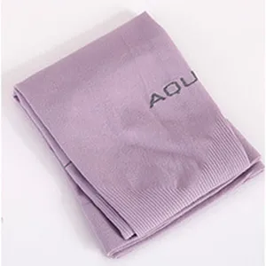 Detailaufnahme der Textur und des Stoffes der weichen, violetten Eisseide-Armlinge.