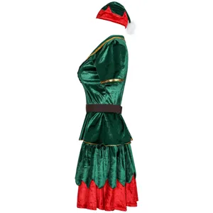 Détail du costume de lutin de Noël, mettant en valeur la robe en velours rouge et vert.