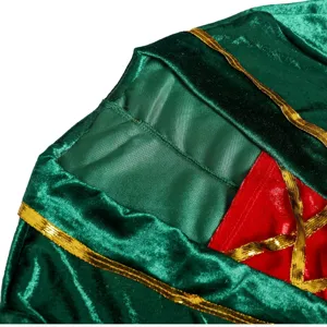 Gros plan detail du costume de Noel en velours vert et rouge avec bordures dorees de fete.