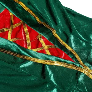 Vue détail du costume de Noël en velours vert avec ruban scintillant doré et tissu rouge.