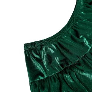 Gros plan sur le tissu de velours vert avec texture douce et design de col plissé élastique.
