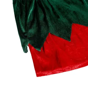Vue détaillée costume de lutin de Noël, velours rouge et vert, ourlet dentelé festif.