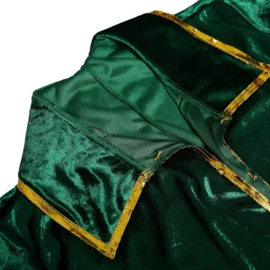 Gros plan détaillé du col de costume de Noël en velours vert avec bordure dorée.