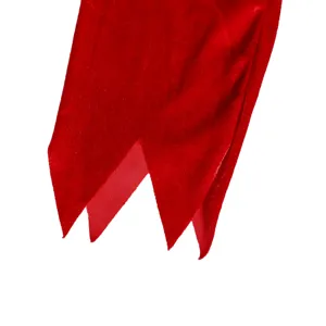 Détail en gros plan de la bordure en velours rouge dentelée pour costume de Noël.