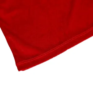 Vue détaillée de tissu de costume de Noël en velours rouge avec coutures fines et douce.