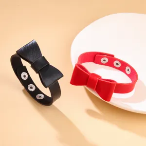 Bracelets punk à nœud en cuir PU réglables avec boutons-pression en noir et rouge