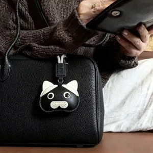 Charm de sac chien en cuir PU noir et blanc mignon sur un sac à main en cuir noir