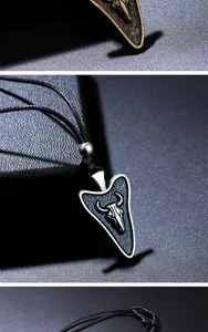 Gedetailleerde close-up van de ingewikkelde textuur van een vintage stierenkop ketting.
