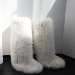 Gros plan de jambières en fausse fourrure blanche montrant une texture douce style Y2K