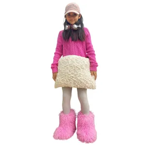 Bottes de neige roses en laine de mouton synthétique pour enfants avec texture moelleuse.