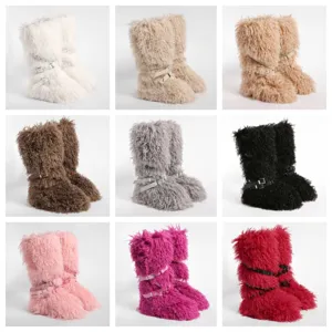 Vue détaillée de bottes de neige punk en fausse fourrure disponibles en neuf couleurs