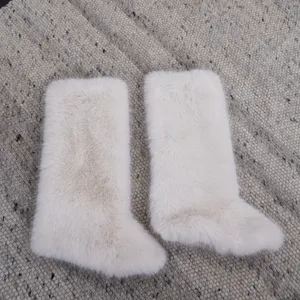 Vue détaillée montrant la texture douce des jambières en fausse fourrure blanche Y2K