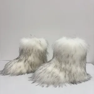 Detailansicht der flauschigen weiß-grauen Kunstfell-Schneestiefel für Kinder auf weiß