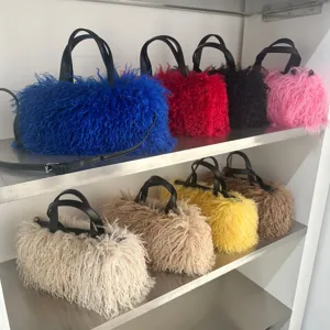 Vista detallada que muestra una variedad de bolsos tote de piel sintética de colores.