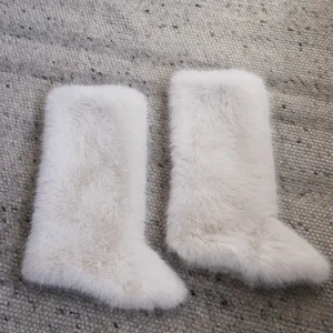 Vue détaillée montrant la texture douce des jambières en fausse fourrure blanche Y2K.