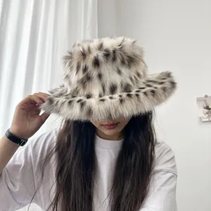 Nahaufnahme eines Fischerhutes aus Kunstpelz mit Leopardenmuster und breiter Krempe