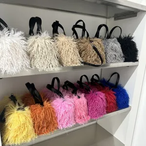 Borse tote in ecopelliccia colorata con pelo lungo esposte in varie opzioni di colore