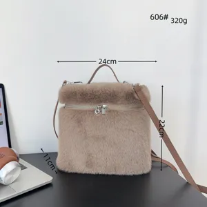 Detailansicht einer weichen Kunstpelzhandtasche mit 24cm Breite und 22cm Höhe Maßen