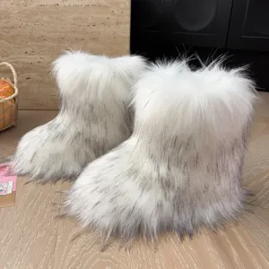 Detailansicht der weißen Kunstpelz-Schneestiefel für Kinder mit warmem Innenfutter.