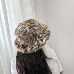 Detailansicht von hinten: Angesagter Anglerhut aus Kunstfuchs-Fell mit Leopardenmuster